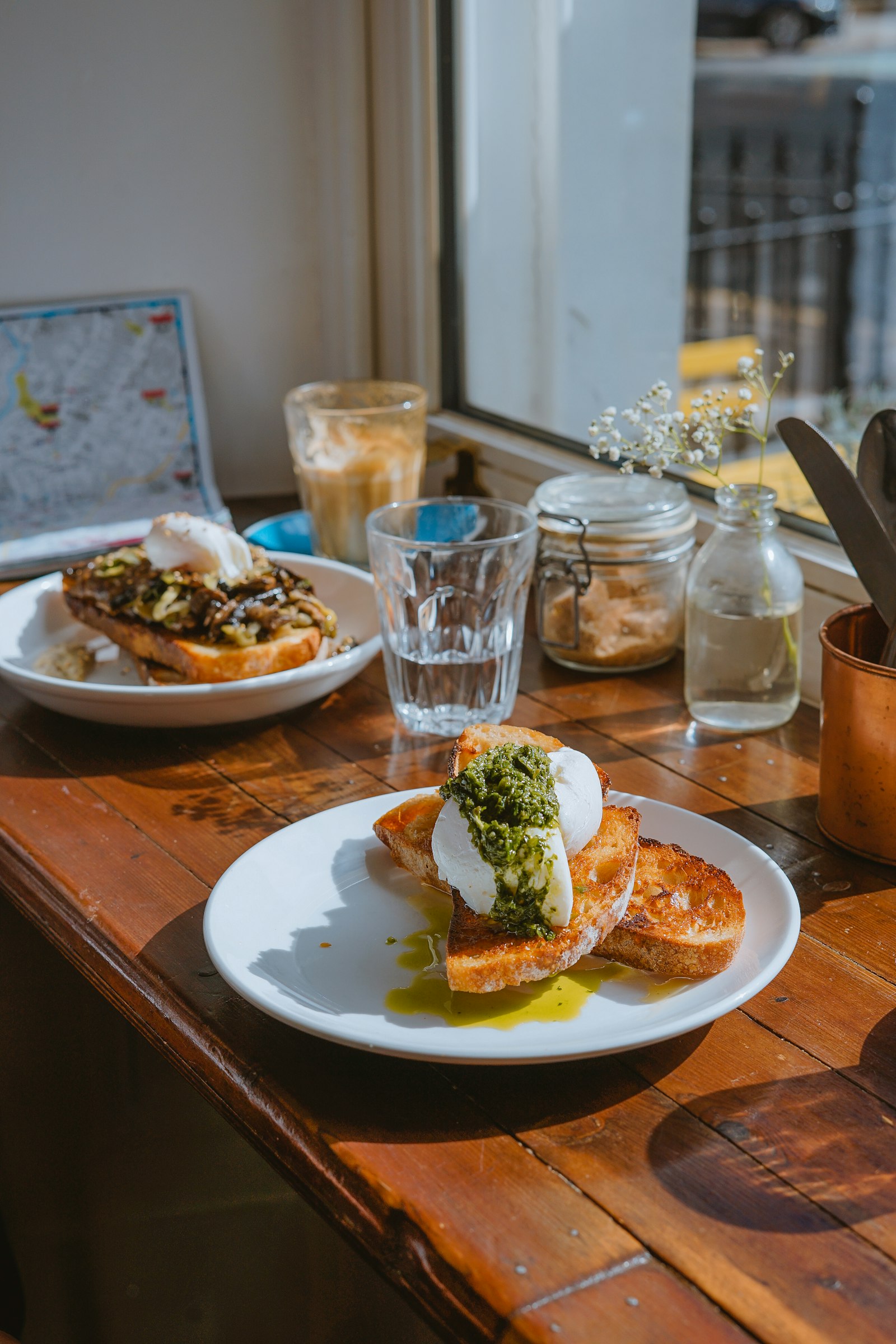 Tosta de burrata con pesto sobre pan de masa madre en Lolita Café